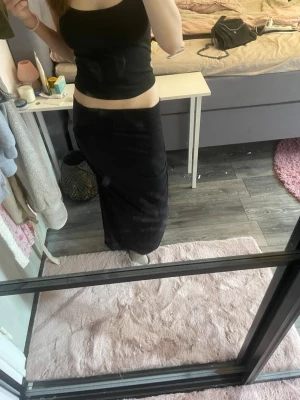 Svart långkjol  - Svart långkjol i mjukt och stretchigt material. Perfekt att matcha med crop tops eller stickade tröjor för en trendig look. Jätte skön att ha på sommarkvällar💗Priset går att diskutera vid snabb affär💗
