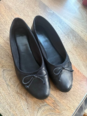 Svarta ballerinaskor ifrån hm  - Stilrena svarta ballerinaskor ifrån hm💋💋Lite använda men fortfarande i bra skick!!💕