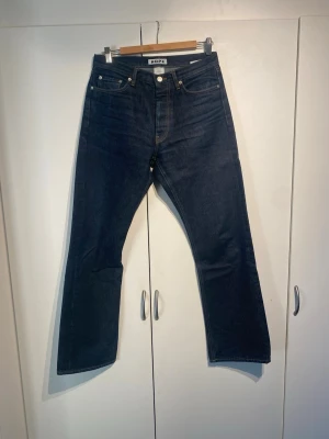 HOPE Rush 28 - Hope Rush jeans i 28. True to size. Fint skick, sparsamt använda. Nypris 2200kr. Hör av dig för fler bilder