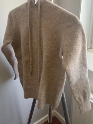 Beige merinoull hoodie - Schysst merinoull hoodie. Skick: 9/10 (mycket bra) Storlek: XS (har krympt i tvätten). Mitt pris utgår ifrån 225 👍