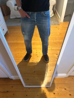 Dondup George Jeans - Dondup George Jeans i mycket bra skick | Storlek och mått: W35, längd ca 92cm, midja ca 41cm | Vid frågor eller diskussion om pris är det bara att skriva✍🏼| Frakt inom 48h📦