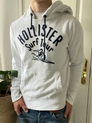 Hollister hoodie  - Hollister hoodie, Inga defekter! Modellen i bilderna är 180 cm 75 kg och bär Storlek M , Kom med frågor! 🌟 (Kan gå ned i pris vid köp av paket 😉) 
