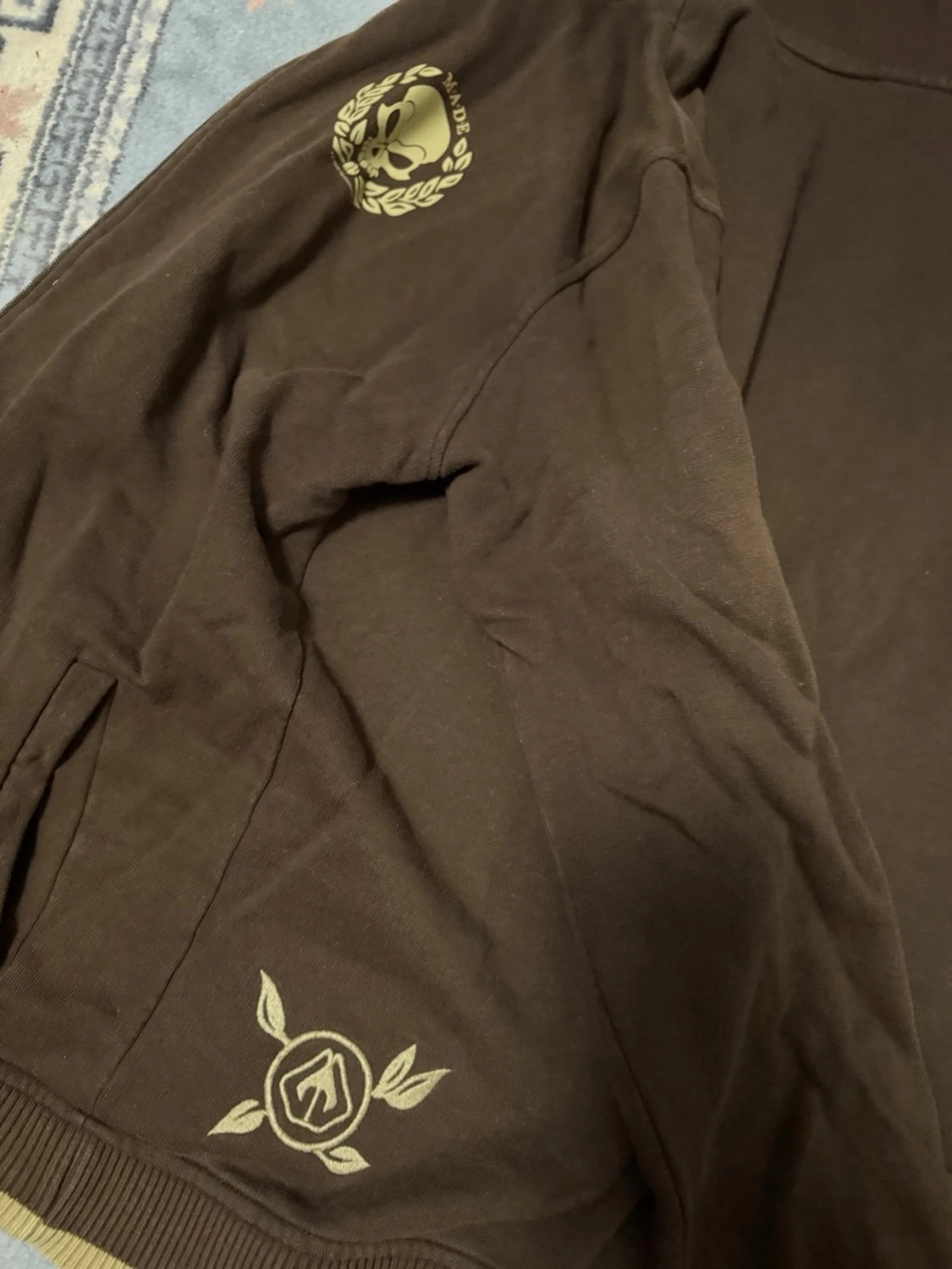 Brun hoodie med tryck och huva - 2