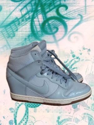 Nike med kilklack - Snygga nike skor med kilklack. Storlek 36 men passar mig som har 37 om jag tar ut innersulan. Skriv gärna om du undrar nåt❤️