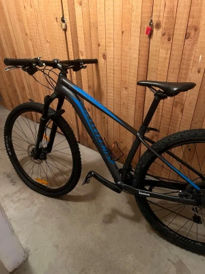Specialized Rockhopper Expert 29 - Specialized Rockhopper Expert 29 in the Satin Graphite/Neon Blue.   Säljer då jag tröttnat & växlat upp till motordrivet.  Fin cyckel & ordentlig kvalitet 🙌 Perfekt för dig som vill ha något lite vassare.  Som man ser på bilden är det punktering på framdäcket men det är enbart luften som gått ur då jag fick med mig raceventilen ut när jag pumpade det sist med hjälp av kolsyrepatron & det var den sista patron jag hade därav utan luft.   Finns i Småland, kronoberg 