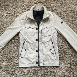 J Lindeberg bailey field jacket  - Säljer denna riktigt feta j Lindeberg field jacketen!⭐️Skick : NYSKICK🙌Storlek S passar S!🤝Modellen e 173,61 kg! NYPRIS = 4000kr! Hör gärna av er om ni har funderingar!👍