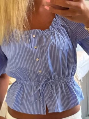 Blåvit randig blus med knyt - Söt blus i blått med vita ränder, kort ärm och knappar framtill🥰