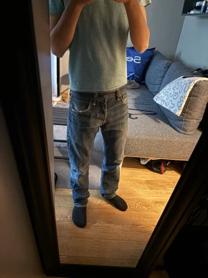 Blå Levi's jeans 501 storlek W28 L30.  - Feta Levis jeans 501:or. W28 L30. Säljer på grund av att de är för. Pris kan självklart diskuteras 