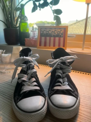 Converse liknade skor - Säljer ett par converse liknande skor i stl 38. De är lite skitiga men annars tycker jag de har hållit sig ganska bra de få gånger jag använt de. Går att styla med en vit klänning i sommar eller något liknande. 🤗💗