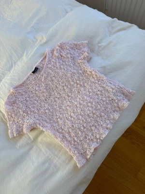 Ljusrosa spets-tshirt från Gina Tricot - Supersöt ljusrosa t-shirt från Gina Tricot i spets med blommigt mönster. Kortärmad och croppad modell. Använd ett fåtal gånger och är så fin. Säljer den för 90kr, kosta 250kr från början 