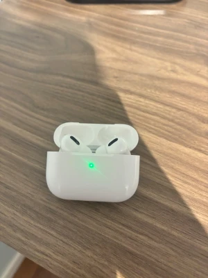 Airpro 3 - Säljer ett par vita airpro 3 med trådlöst laddningsetui. Hörlurarna har en stilren och kompakt design med silikonproppar och korta stjälkar. Perfekta för musik, samtal och brusreducering. Laddningsetuiet är i blankt plastmaterial.