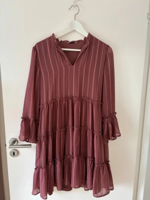 Rosa randig volangklänning Pigalle - Supersöt gammelrosa klänning från Pigalle i storlek 36. Endast använd ett fåtal gånger. Kommer från ett djur- och rökfritt hem. 💌