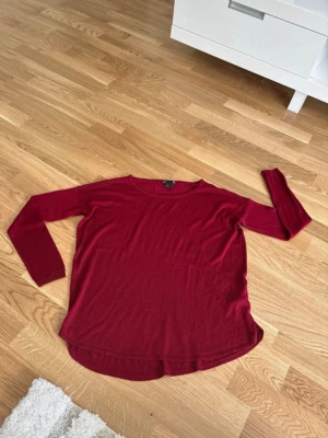 Topp H&M stl XS - Finstickad topp från H&M i storlek XS.  Tunt och luftigt material.  Mycket bra skick. 