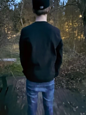 Svart Moschino tröja - Säljer denna moschino tröjan, modellen är 182 cm, hör av er vid funderingar