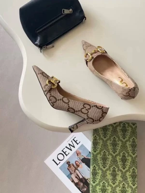 Beige pumps med GG-mönster från Gucci - Snygga beige pumps från Gucci med klassiskt GG-mönster och spetsig tå. Skorna har en elegant klack och guldfärgade detaljer framtill som ger en lyxig känsla. Materialet är canvas med läderdetaljer. Perfekt för dig som vill sticka ut med stil.