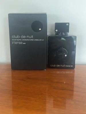 Club de nuit intense - Säljer denna club de nuit intense då jag endast använder en av mina parfymer. Luktar exakt som creed aventus. 105 ml flaska. Om någon vet hur man ser hur mycket det finns kvar så hör gärna av er men jag skulle gissa på att det absolut minst är 100ml kvar då jag knappt använt den. Inget fel på flaskan. Nypris 105 ml är 380 kr.  Fler parfymer finns i min profil! 