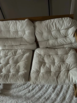 Uteplats möbel - En bekväma uteplats bänk NÄMMARÖ + 4 kuddar. Vi  har använt dom  på en inglasad balkong och är därför i  fint skick. Passar perfekt till balkong, uteplats eller trädgård ☀️  Finns för avhämtning i Falköping.