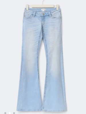Ljusblå bootcut jeans från Gina Tricot - Säljer dessa super snygga jeansen från Gina tricot. De är endast använda 1 gång men de passade mig inte så bra. Köpte för 400kr. Pris kan diskuteras🥰 storlek: S tall