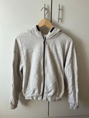 Ljusgrå hoodie med dragkedja - Ljusgrå hoodie med dragkedja framtill och svarta detaljer💕💕