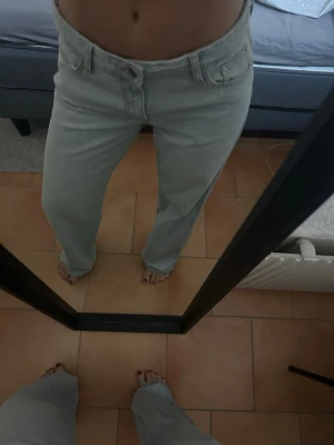 Ljusblå raka jeans från Dr Denim - Säljer ett par ljusblå jeans från Dr Denim med rak passform och klassisk femficksdesign. Jeansen har låg midja och är tillverkade i ett mjukt denimtyg som ger en avslappnad look. Perfekta för dig som gillar en enkel och stilren stil.