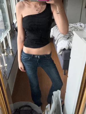 Linne med en bar axel💘 - Säljer ett svart linne med en bar axel! Jötte fin till mer speciella sammanhang men oxå för en vardaglig look, basic och skönt material 💗