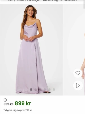 Ljuslila långklänning i satin - Elegant ljuslila långklänning i satin med smala axelband och draperad v-ringning. Klänningen har en slät och glansig yta som ger ett lyxigt intryck och faller snyggt längs kroppen. Perfekt för speciella tillfällen och sommarens fester.