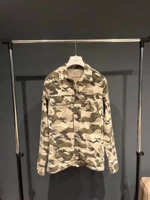 Zadig & Volararie Jacka/Overshirt Storlek S - Säljer en Zadig & Volarie Jacka/Overshirt| Skick:9/10| Storlek:S |Pris:2499| Frakt:24H| Vid frågor och funderingar är de bara och höra av sig ‼️