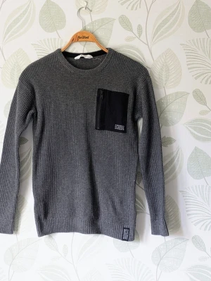 Stickad Tröja Storlek 158/164 -   - Fin stickad tröja, inget klimaterial. - Oanvänt. - Jag kan ha missat någon miniskavank men jag har försökt att granska plagget så gott det går  🌿 Maila gärna vid funderingar. 🌿 Går att hämta i Umeå.  