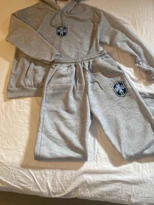 Brazil tracksuit - Grå Brazil- saint emblem set. Materialet är mjukt och bekvämt. Säljer eftersom storleken var för stor råkade ta fel. Inte använd säljer billigare!