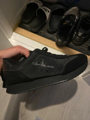 Calvin klein skor  - Calvin Klein skor i storlek 39.Använda fåtal gånger men fortfarande i väldigt fint skick.Stilrena och bekväma,passar till många outfits.Säljs då de inte kommer till användning.