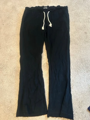 Linnebyxor från Roxy  - Super fina svarta linnebyxor från Roxy! Har sprätt upp de i benet då de var lite för korta. Bara att skriva vid frågor!