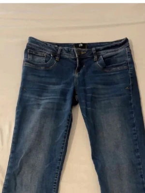 Blå jeans från LTB - Hej! Säljer nu dessa LTB jeans i modellen Valerie då d inte länge kommer till användning. Köpte här på Plick men ser väldigt fina ut och har inga fläckar, hål, slitningar osv så de är använda i väldigt gott skick! Hör gärna av dig vid frågor och funderingar💕 Kram