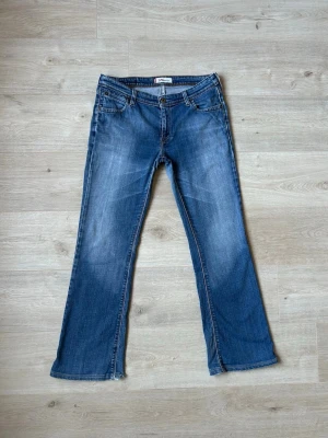 Blåa Vintage Levis 518 Bootcut Jeans Storlek M, 40 - Fina Levis Jeans i blå färg. Jeansen är i mycket bra skick och sparsamt använda. |  Äkta som allt annat jag säljer! ✅ |  Storlek: | M, W30, 40 Skick: Mycket Bra Skick - gått sönder lite vid slutet av byxbenen (SE SISTA 2 BILD)| Färg: Blå | Märke: Levis | Modell: Jeans |   Hör gärna av dig vid frågor så svarar jag så fort jag kan! 😁|  (Sku - 97)
