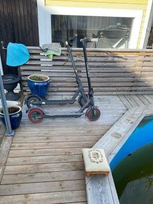 2 elscootrar - Båda har ett problem som är samma batriet har fått vatten i sig en ny kostar 500 Xiaomi har helt nya däck och e whells har jag kört i ett halvt år