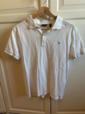 Vit piké Gant - Klassisk vit pikétröja från Gant. Stl S och bra skick! 