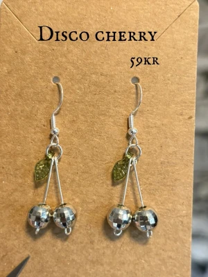 Disco cherry örhängen silver - Handgjort smycke med ett hänge i Sterling silver och finns endast i silver!