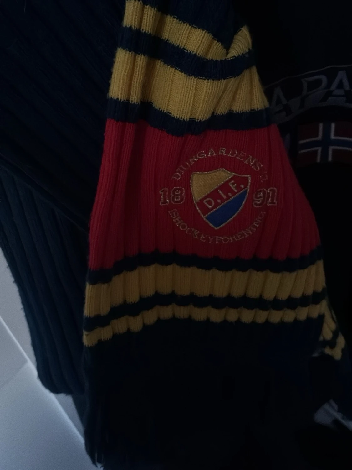 Djurgården halsduk i blå, gul och röd - 1