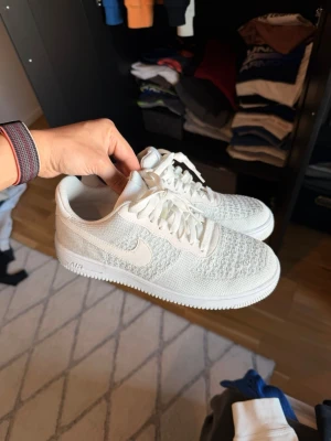 Airforce 1 Flyknit, Adidas Samba, Nike TN Terrascape - Säljer dessa skor där jag har helt enkelt för mycket, kan byta ut också det är bara att skicka förslag. Nike Airforce Flyknit 42: 800kr, Adidas Samba 41,5; 700kr Nike TN Terrascape 42,5; 600kr. Alla Priser är flexibla och kan byta för förslag