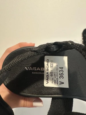 Svarta sandaler från Vagabond - Stilrena svarta sandaler från Vagabond med breda textilremmar och en chunky sula. Perfekt för dig som gillar minimalistisk design och komfort. Remmarna är justerbara och sulan är gjord i ett slitstarkt material som passar för långa dagar. Helt nya med prislapp.