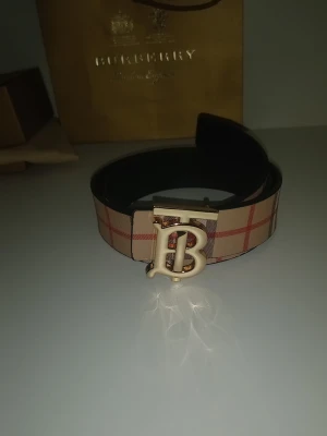  Burberry bälte - En snygg berburry bälte. Den är helt ny har aldrig använt den✅️passar alla outfit typ💯✅️
