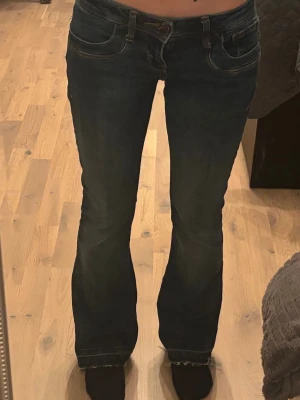 Mörkblå bootcut jeans från LTB - Snygga mörkblå lowwaist bootcut jeans från LTB. Har sprett upp de där nere då de blev för korta så längden är nog större än 30 i storlek💕