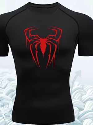 Svart Spiderman tränings-tshirt - Cool svart tränings-tshirt med ett stort rött Spiderman-tryck på bröstet. Materialet är stretchigt och sitter tight mot kroppen, perfekt för gymmet eller sport. Kortärmad och med rund hals, designad för att ge en sportig look.