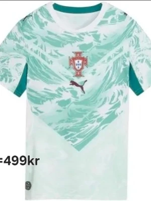 Fotbollsströjor 2för 499kr - Säljer två snygga fotbollströjor: en Portugaltröja från Puma med mintgrönt mönster och en Spanientröja från Adidas i vitt med röda och gula detaljer. Båda har landslagsloggor på bröstet och är perfekta för match eller träning.
