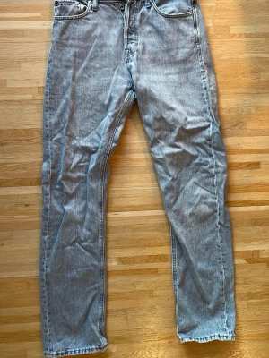 Grå relaxed jeans från Jack & Jones - Säljer ett par gråa relaxed fit jeans från Jack & Jones, modell Chris. Jeansen har klassisk femficksdesign, raka ben och är tillverkade i denim med en snygg tvättad look. Perfekta för en avslappnad stil.