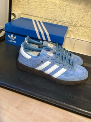 Adidas Spezial ljusblå sneakers - Helt nya med box, priset kan diskuteras 