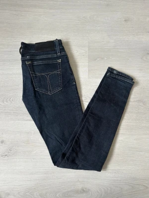 Tiger of Sweden 29/32 - Ett par riktigt fräscha tiger of sweden jeans. Dem är i underbart skick och helt utan defekter! Skriv vid frågor och vid köp av fler plagg i min profil löser jag paketpris:)