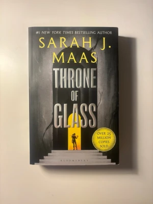 Throne of glass  - Throne of glass av Sarah J. Maas på engelska. Oläst. 