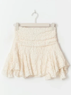 Vit spetskjol med volang - Supersöt kort kjol i ljus spets med volang. Kjolen har medelhög midja och är perfekt för dig som gillar romantisk och feminin stil. Materialet är mjukt och lätt, vilket gör den skön att bära under varma dagar. Ordinarie pris är 399,95