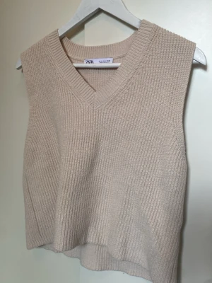 Beige stickad väst från Zara - Aslappnad passform och är superenkel att matcha:))
