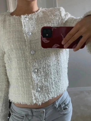 Kofta/kappa - Cremevit kofta/kappa med silvriga detaljer, detaljer på knapparna samt en slit längst ut på armarna ❣️